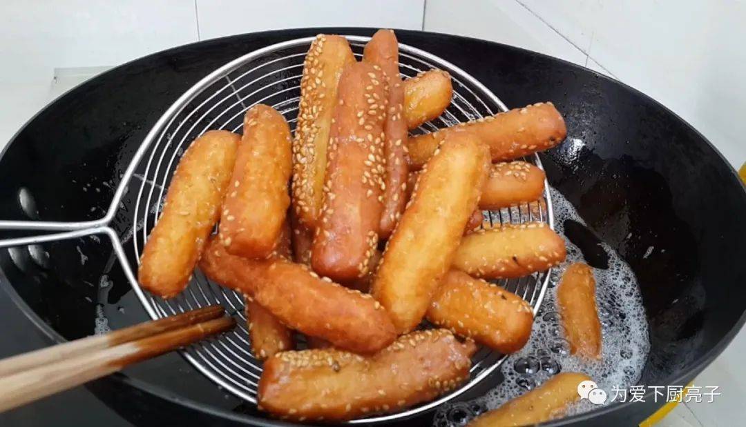 家常小零食的做法,擀一擀锅里一炸,比油条饼干好吃,做法还简单