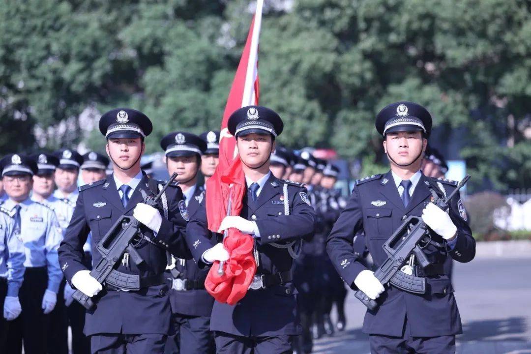 县公安局领导排名_公安局门口照片(3)