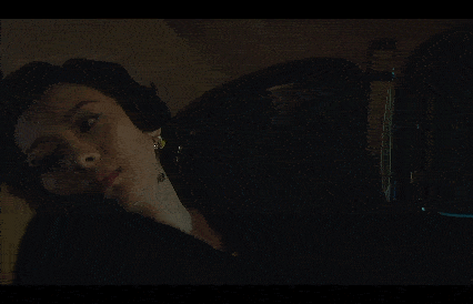 《罗曼蒂克消亡史》的开头,是浅野忠信脱帽和章子怡在车中的场景.