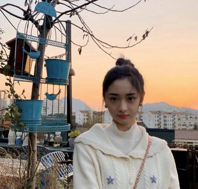 上衣针织上衣搭配珍珠耳环,21岁也很温柔气质“元气少女”周洁琼