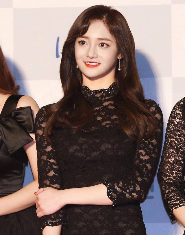 上衣针织上衣搭配珍珠耳环,21岁也很温柔气质“元气少女”周洁琼