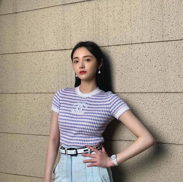 上衣针织上衣搭配珍珠耳环,21岁也很温柔气质“元气少女”周洁琼