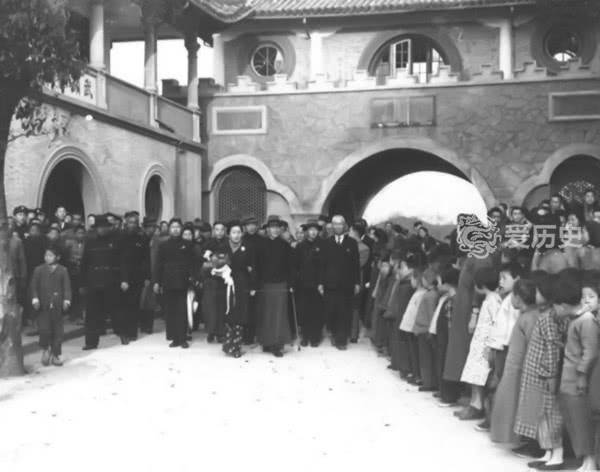 1947年蒋介石回溪口老家受到乡亲热烈欢迎丰镐房前思绪万千