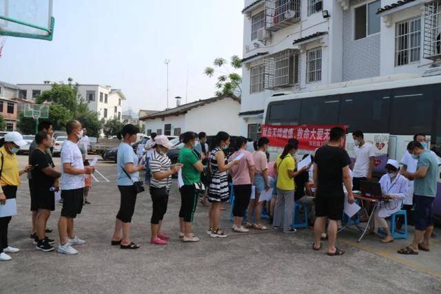 【小雷】广西2岁男童跌入热油锅，父亲求助后续让人泪目因邻居逗弄