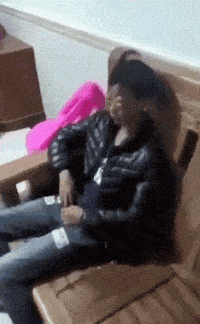 搞笑gif:都是自己的肉,还分什么高低贵贱 | 百家笑坛