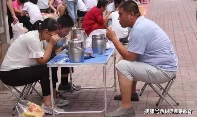 郸城■你读书虽苦,父母更不易“最牛县高”考前校园照让人泪奔:同学