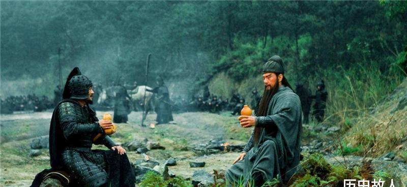 梦境迷雾，老人梦到门口有坟墓、大猛蛇追车与小孩拉屎在怀中的深层寓意解析