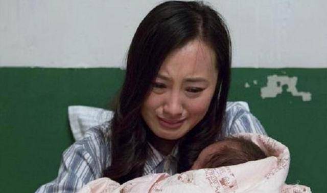孕妈半夜生二胎，产房外只有大女儿一人等候，孩子的话让护士落泪