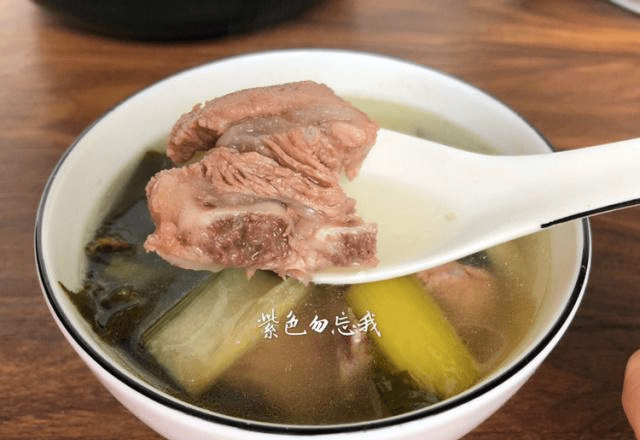 排骨汤怎么炖最好喝又好吃 233d92a4890541a0951f139e8be93b20.png