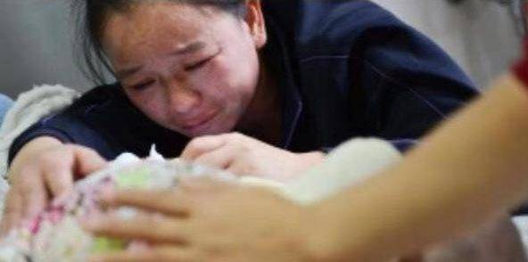 「宝宝」妈妈偷溜出去唱歌,回到家中时,却发现孩子没了体温宝宝在睡觉