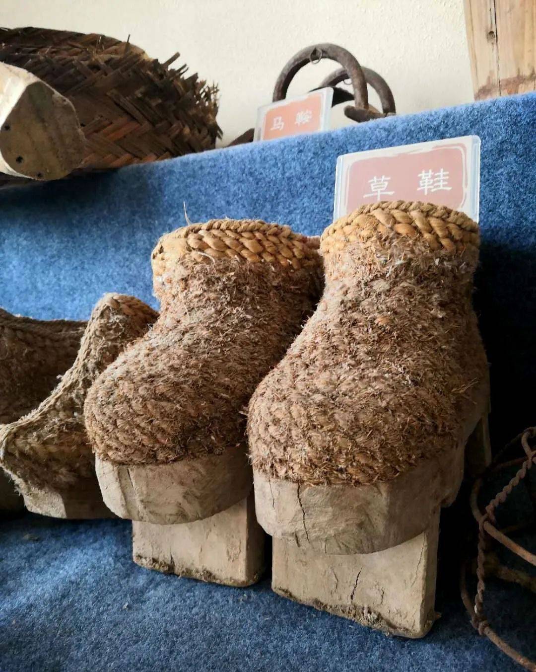 草鞋和上面不同的地方就是,鞋底有两块立起的木板,它是为了在冬天走泥