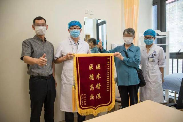 广州增城患者赠锦旗 感谢医生,护士们的救命之恩