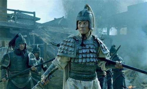 有一个被人们经常谈起的事就是"过五关,斩六将,千里走单骑",而曹操在
