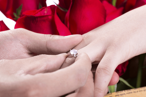 人造钻石制成的结婚戒指，魔星莫桑钻你能接受吗？