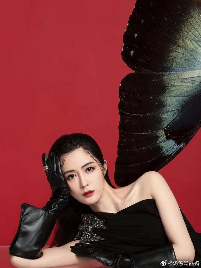 33岁美女汤晶媚性感写真肤白低胸露娇嫩香肩大美腿