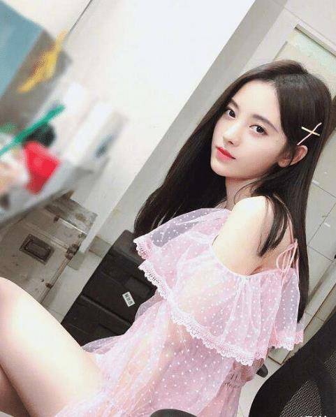 鞠婧祎跑步时旧照被疯传,当她全身入镜时,未修图的腿长过于真实