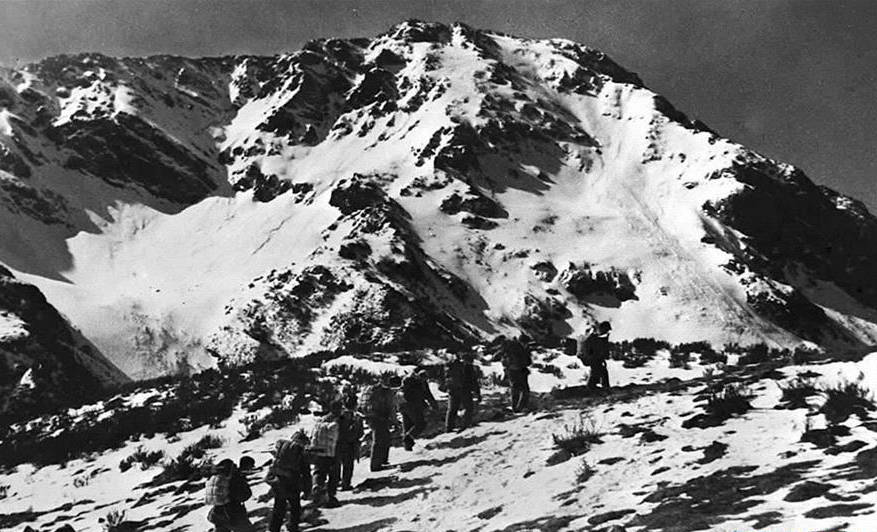 中央红军长征第一次翻越大雪山——夹金山