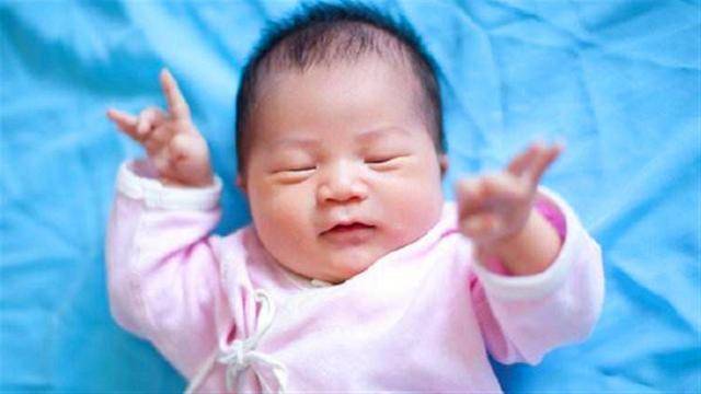产妇生下“小雪人”，丈夫看到后直说不想养，医生却连说恭喜