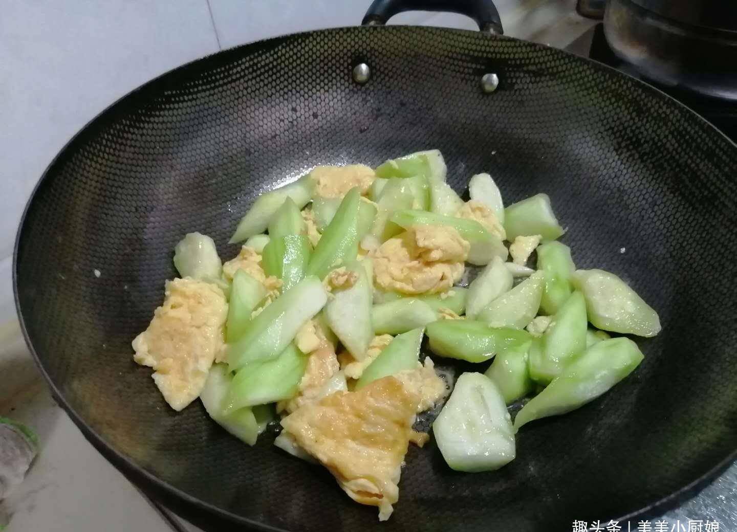 怎么炒丝瓜不会变色 6d9dbe1a375441fa8f28f7cce15749c5.jpeg