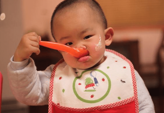 「孩子」给娃养出好脾胃夏天孩子总是容易脾虚？家长少给娃吃这2种东西