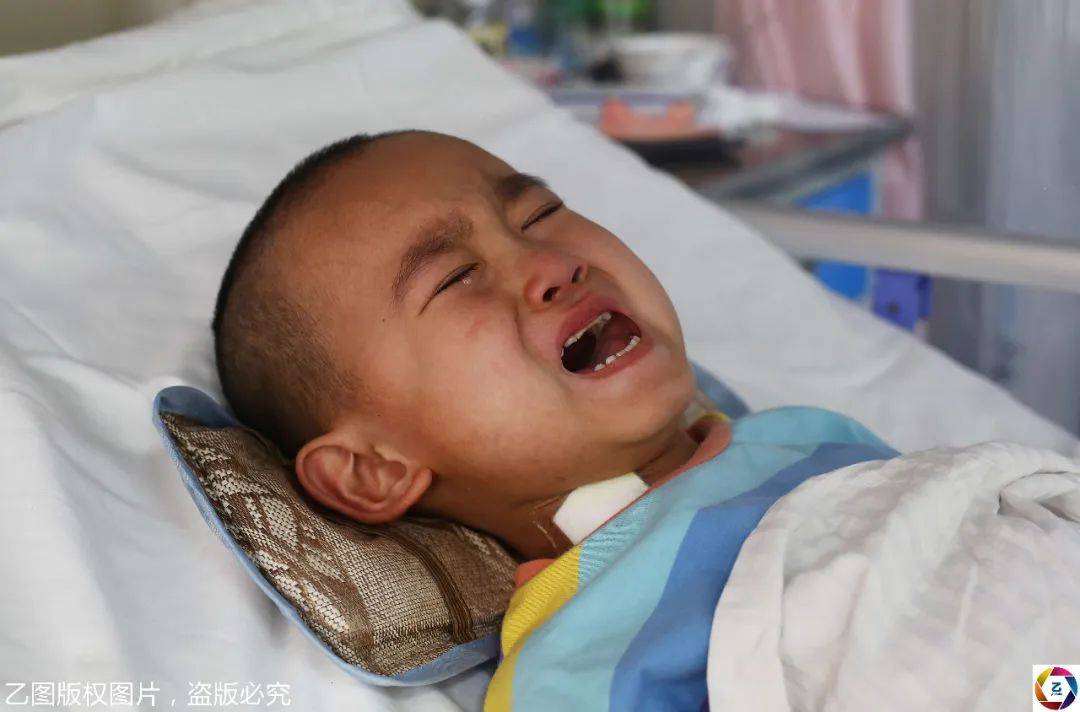 弟弟患病,两个姐姐要外出打工挣钱,被赶回来