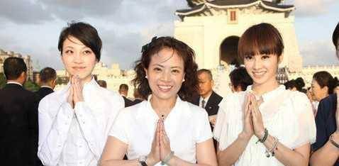 蔡依林6旬父亲老当益壮，二婚娶泰国娇妻5年生俩混血儿子！
