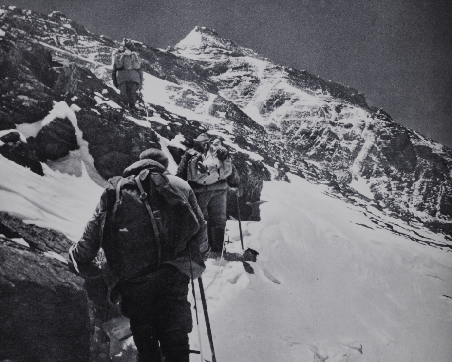 中国登山队再度携手万户文化纪念登峰60年见证珠峰新高度