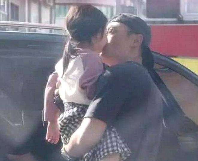 嫁对了人！林心如夫妇打扮低调素颜出街，被霍