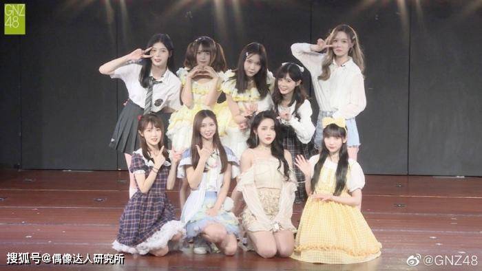 snh48姐妹团成员直播,背景传来"放开我"救命啊"等打闹声!