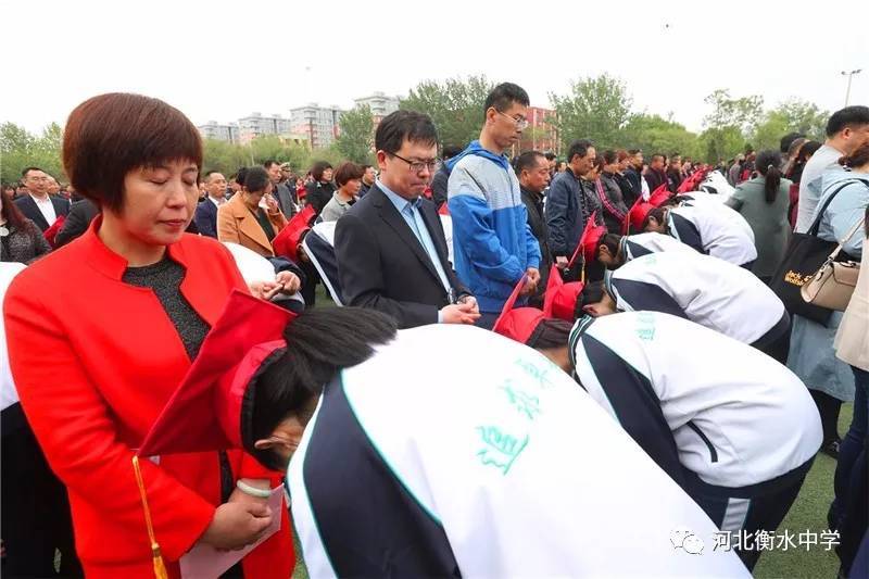 衡水中学举办成人礼！父亲的一张照片让无数高中生泪奔...