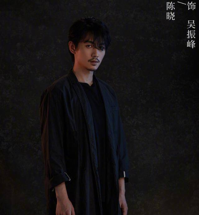 冰雨火海报曝光王一博陈晓硬汉气场十足我却留意女一号