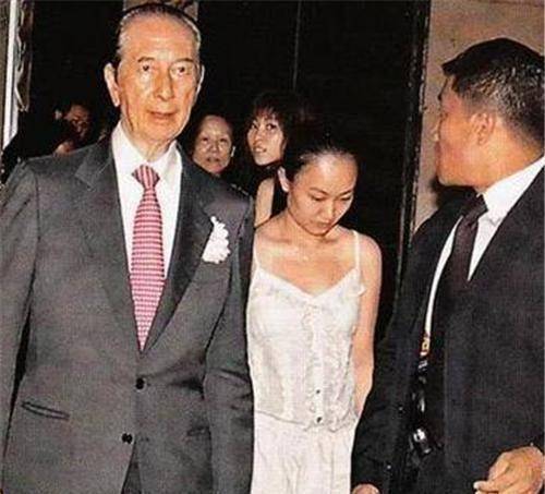 联手赶走五太争夺5000亿遗产！赌王一离世，奚梦