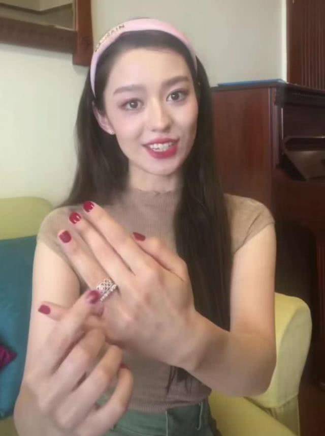 郎朗妻子吉娜晒“豪华钻戒”，看清戒指款式，