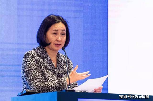 许晋亨的眼光，曾经的何超琼他不在意，如今的