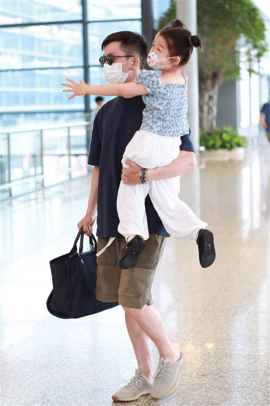原创王栎鑫带女儿现身,单手抱娃化身女儿奴,小唯伊扎哪吒头软萌可爱
