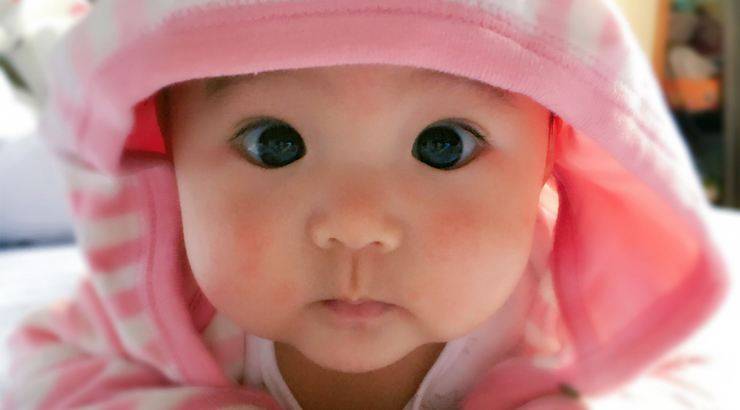 大S晒女儿照片,孩子“坐姿”亮了,网友:这才是真正的“富养”