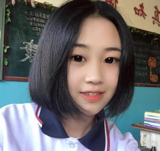 大s晒女儿照片,孩子"坐姿"亮了,网友:这才是真正的"富