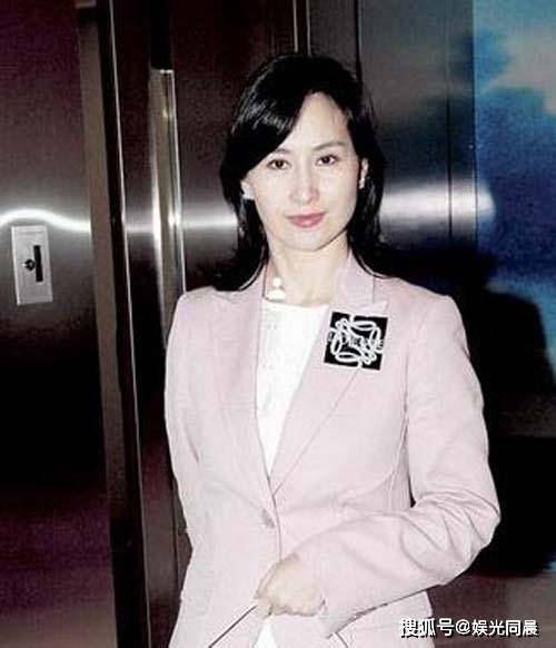 许晋亨的眼光，曾经的何超琼他不在意，如今的