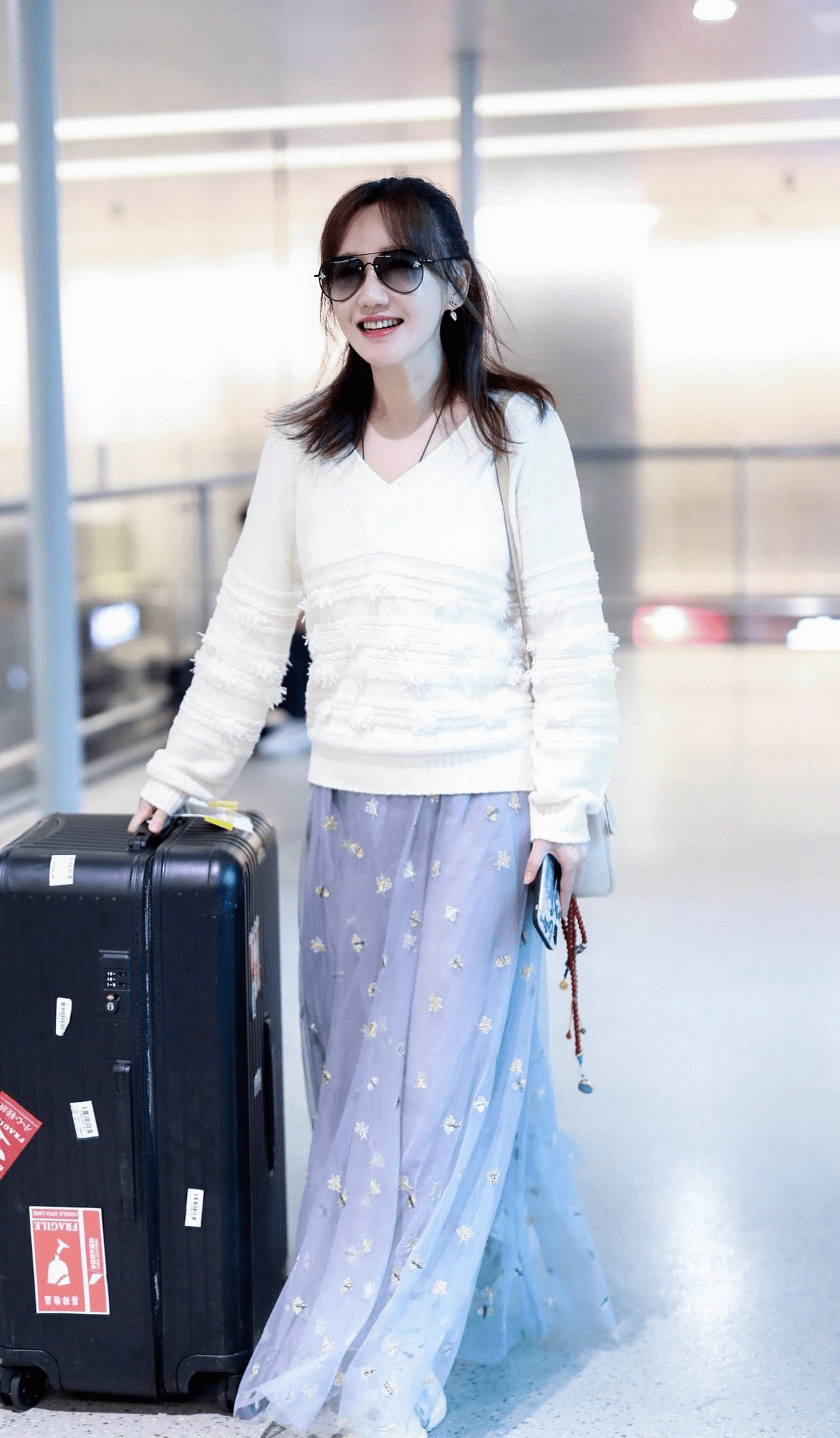 原创薛佳凝也太美了,穿条纹衬衫搭配牛仔裤,基础款意外穿出高级感