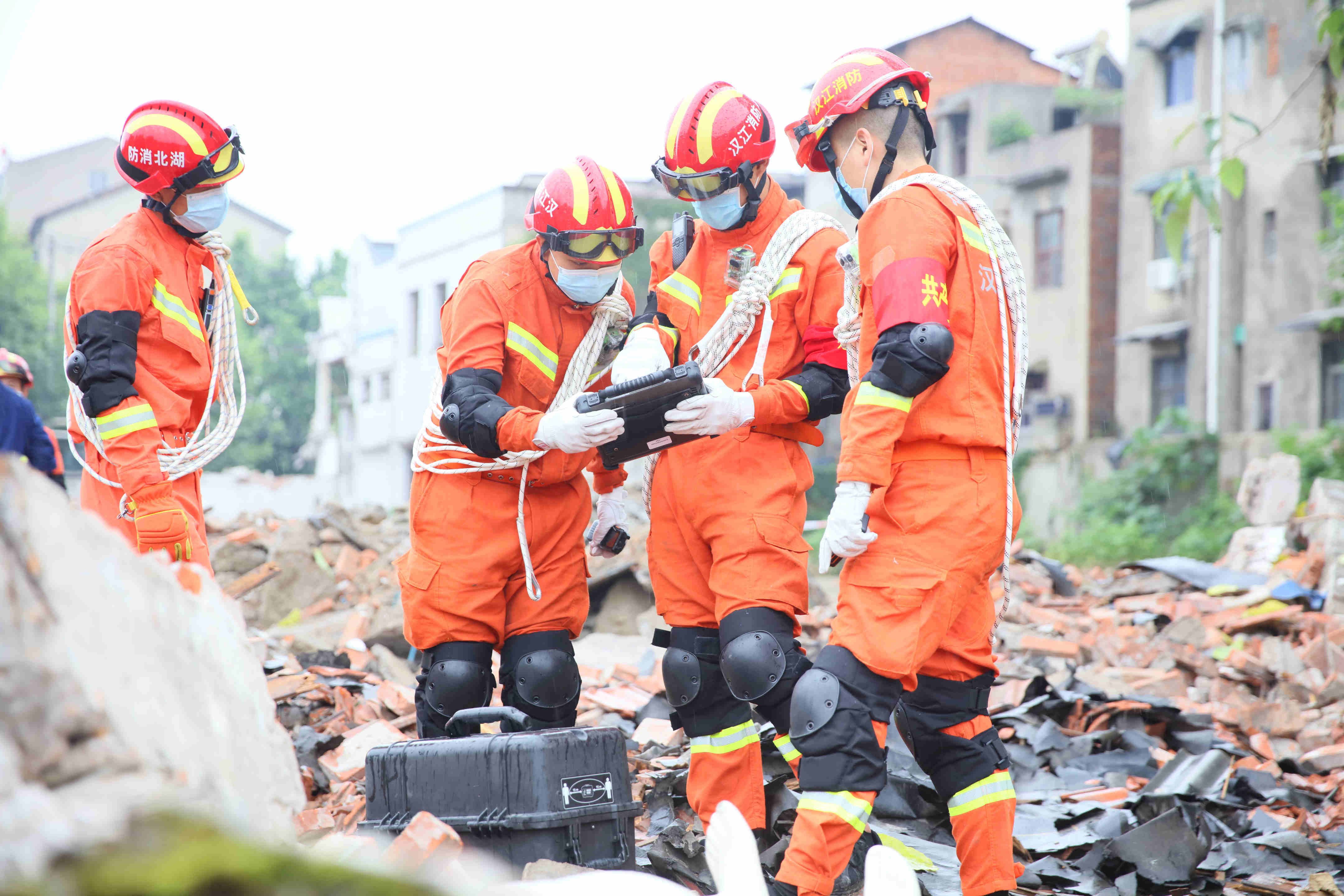 "在艰苦的徒步行军中,汉江消防地震救援队克服阴雨绵绵,道路崎岖,装备