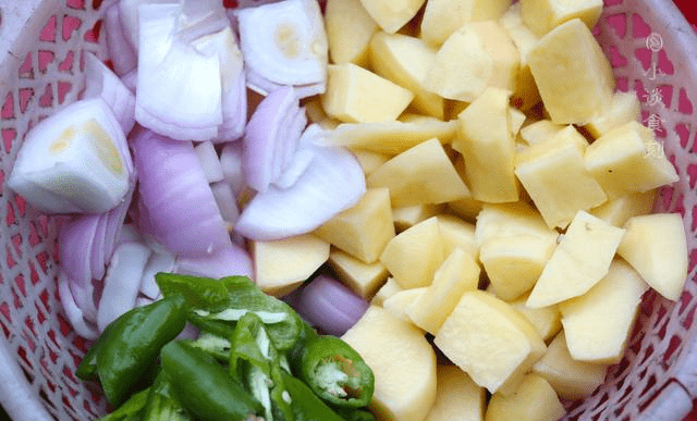 一个辣椒50块钱两个鸡蛋猜成语_看图猜成语