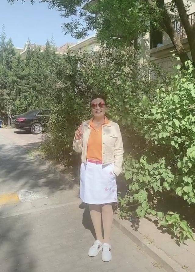 显得但她不遮掩还化浓妆，美的依旧大气优雅！大S婆婆张兰的确很胖