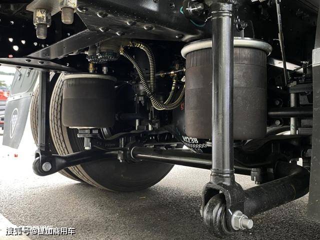 福田又发布了一款高端载货车双卧铺自动档后桥还配了空气悬架