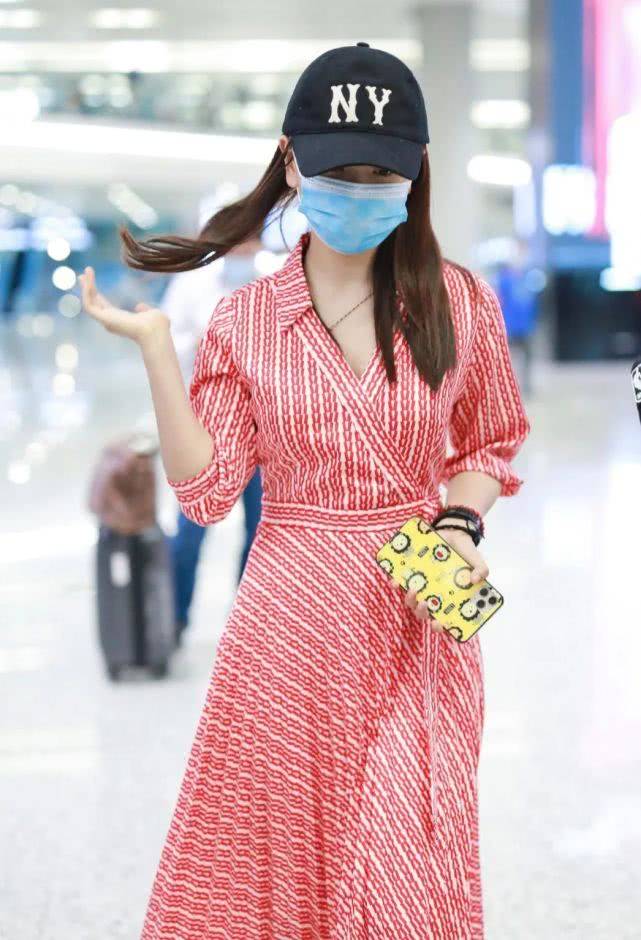 条纹穿条纹连衣裙变身明媚少女,小蛮腰大长腿不像38岁杨蓉现身机场