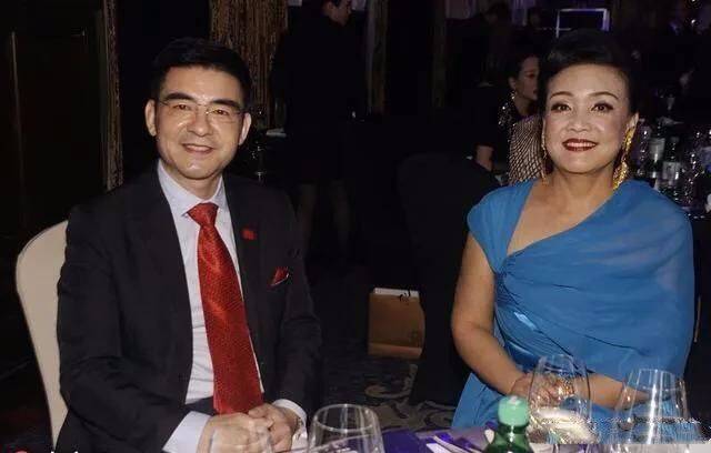 显得但她不遮掩还化浓妆，美的依旧大气优雅！大S婆婆张兰的确很胖