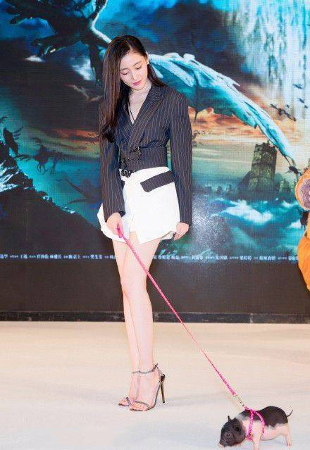张天爱身材这么好还穿"紧身"短t,导致走机场全程捂着胸