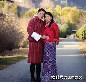 「眼睛」,29岁佩玛王后一双“狐狸眼”,不笑时如冰山雪莲,笑起来又纯又媚