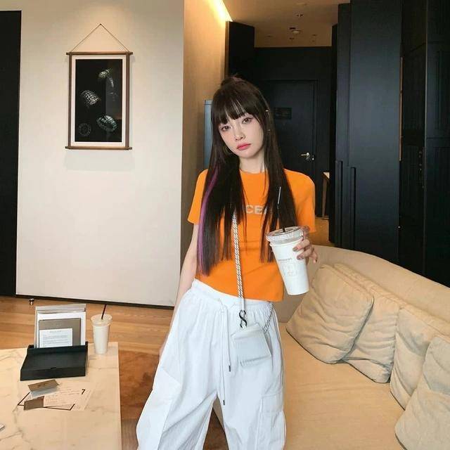 &quot挑染紫发色不够，还剪齐刘海，＂星气＂全无李小璐又换新发型