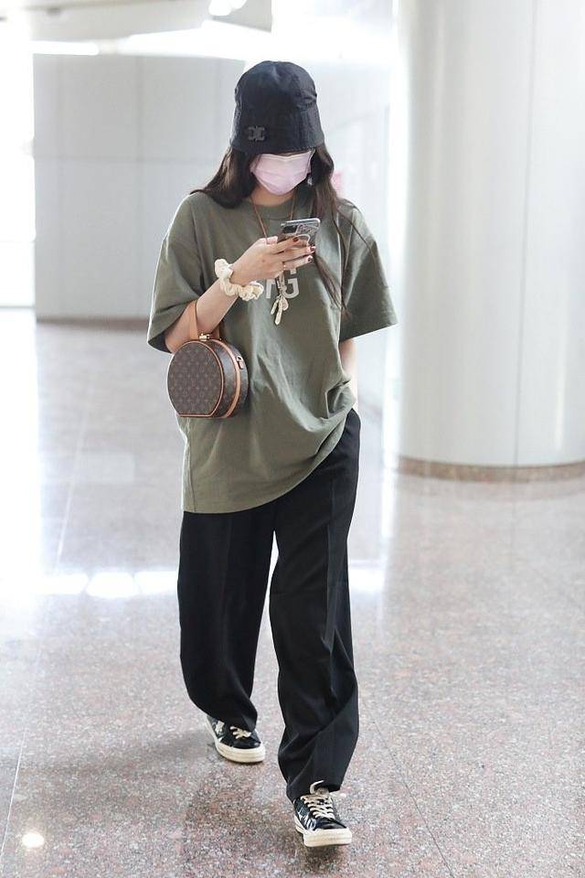哪个女生不想活成欧阳娜娜!卫衣搭配工装裤超飒,气质好到出圈