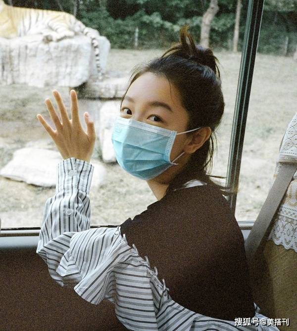 周冬雨搭配好才不像“病号服”为什么明星都爱条纹衫？叠穿青春又减龄